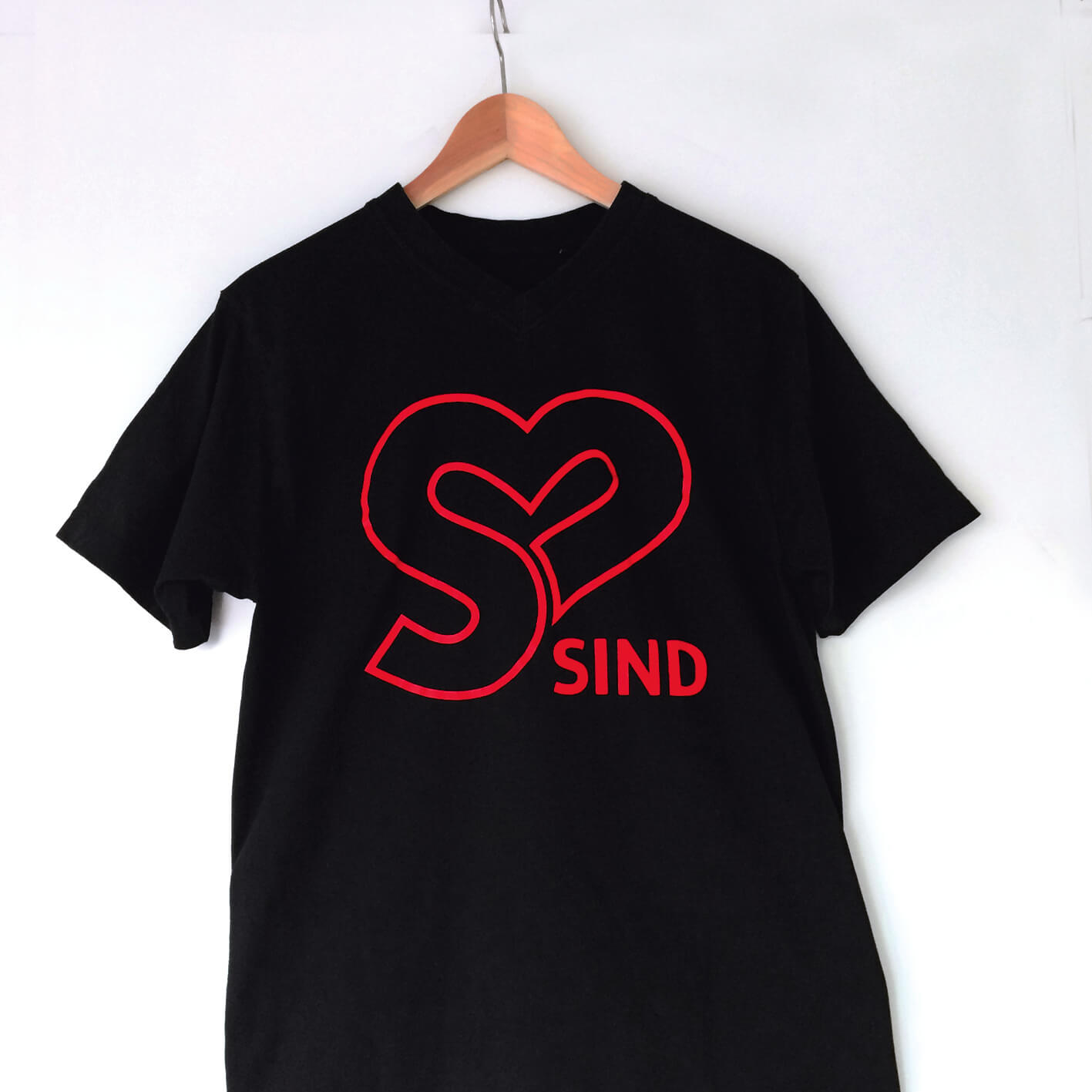 Sort T-shirt med SIND-logo