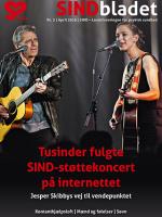 Michael og Mathilde Falch udstyret med guitarer og mikrofoner på scenen til SIND-støttekoncert