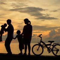 Familie og solnedgang - børn som pårørende