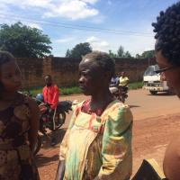 En hjemløs kvinde i Kampalas slumkvarter i dialog med Mental Health  Ugandas gadeteam